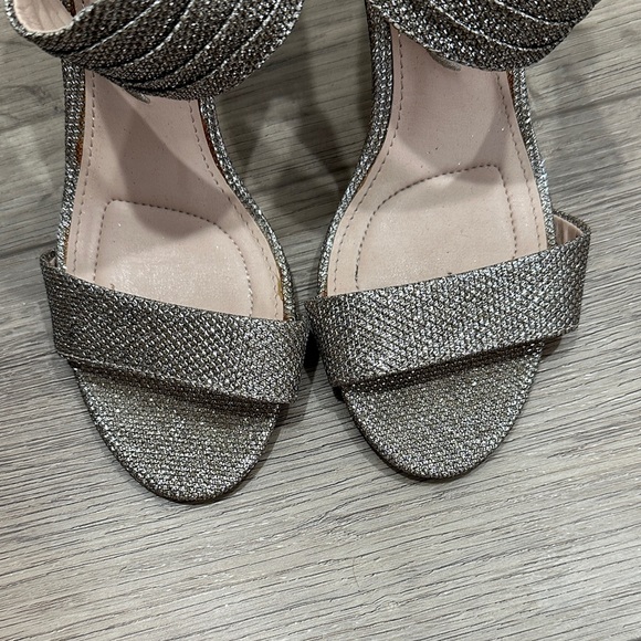 Gold Glam Silver metallic ankle strap sandals heels bow size 6 stiletto bride - Picture 3 of 6